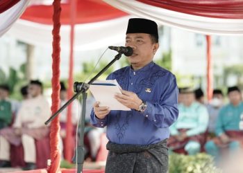 Gubernur Al Haris saat pimpin upacara Peringatan Hari Pendidikan Nasional dan Hari Otonomi Daerah yang ke -XXVII Tahun 2023 di Lapangan Kantor Gubernur Jambi, Senin (02/05/2022). (Foto: Diskominfo/Harun)