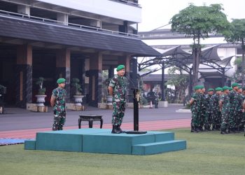 Kasad Jenderal TNI Dr. Dudung Abdurachman pimpin Apel Khusus yang diikuti prajurit dan PNS Mabesad di Lapangan Upacara Mabesad Jakarta, Selasa (2/5/2023). (Dok. Dispenad)