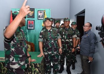 Kasad Jenderal TNI Dr. Dudung Abdurachman saat meninjau pembangunan perumahan dinas prajurit SBSN yang dikerjakan oleh Zeni Kodam V/Brawijaya, Selasa (02/05/2023). (Dok. Dispenad)