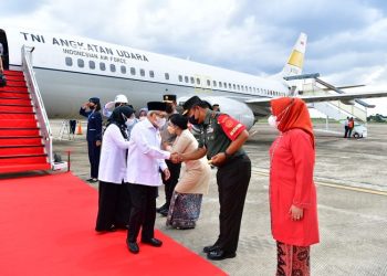 Danrem 042/Gapu Brigjen TNI Supriono, S.IP., M.M., beserta Ketua Persit KCK Koorcab Rem 042 PD II/Swj Ny. Wiwik Supriono sambut kedatangan Wapres RI Prof. Dr. HC. K.H. Ma’ruf beserta Ibu Hj. Wury Ma’ruf Amin di Bandara Sultan Thaha Jambi, Kamis (04/05/2023). (Foto: Penrem 042/Gapu)