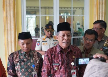 Wagub Abdullah Sani saat, diwawancarai usai mengikuti Pelepasan Siswa Kelas XII SMA Negeri 10 Kota Jambi di BPCC Kota Jambi (04/05/2023). (Dok. Maria - Kominfo)