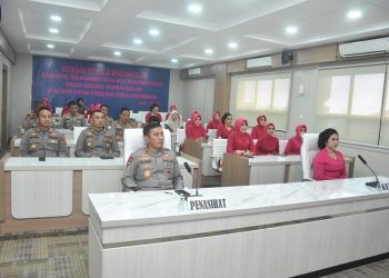 Kapolda Jambi, Irjen Pol. Rusdi Hartono beserta saat mengikuti pelaksanaan acara HUT Ke-43 Yayasan Kemala Bhayangkari Tahun 2023 secara virtual di ruang Vicon Lt. II Mapolda Jambi, Jum'at, (05/05/2023). (Dok. Humas Polda Jambi)
