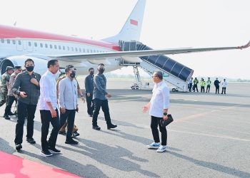 Tampak mendampingi Presiden Jokowi dalam penerbangan menuju Provinsi Lampung yaitu Menteri Pekerjaan Umum dan Perumahan Rakyat Basuki Hadimuljono, Menteri Badan Usaha Milik Negara Erick Thohir, dan Menteri Perdagangan Zulkifli Hasan. (Foto: Laily Rachev - Biro Pers Sekretariat Presiden)