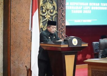 Gubernur Jambi, Al Haris saat menyampaikan sambutannya pada paripurna di Gedung DPRD Provinsi Jambi Kamis (04/05/2023) malam (Dok. Diskominfo/Zuandanu Pramana)