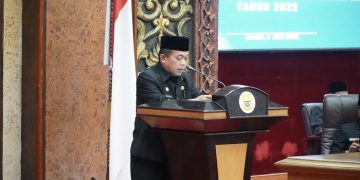 Gubernur Jambi, Al Haris saat menyampaikan sambutannya pada paripurna di Gedung DPRD Provinsi Jambi Kamis (04/05/2023) malam (Dok. Diskominfo/Zuandanu Pramana)