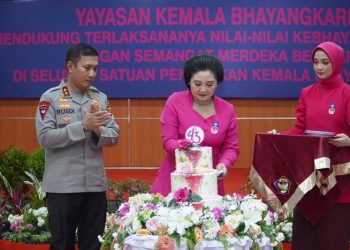 Kapolda Jambi saat hadiri HUT ke-43 Yayasan Kemala Bhayangkari Tahun 2023 di Ruang Aula lantai IV Mapolda, Jumat, (05/05/2023). (Dok. Humas Polda jambi)