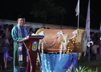 Wakil Gubernur Jambi, Abdullah Sani saat menyampaikan kata sambutan pada Pembukaan MTQ ke-19 Tingkat Kabupaten Tebo, bertempat di Lapangan Desa Karang Dadi, Kecamatan Rimbo Ilir Kabupaten Tebo, Jumat (05/05/2023). (Foto: Diskominfo/Harun)