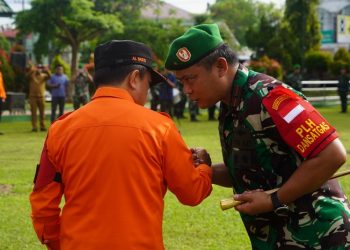 Gubernur, Al Haris dan Bersama Danrem 042/Gapu, Brigjen TNI Supriono, S.IP., M.M pada Apel Siaga Darurat Penanganan Bencana Kekeringan dan karhutla di Lapangan Upacara Makorem 042/Gapu, Senin (8/5/2023). (Dok. Penrem 042/Gapu)
