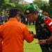 Gubernur, Al Haris dan Bersama Danrem 042/Gapu, Brigjen TNI Supriono, S.IP., M.M pada Apel Siaga Darurat Penanganan Bencana Kekeringan dan karhutla di Lapangan Upacara Makorem 042/Gapu, Senin (8/5/2023). (Dok. Penrem 042/Gapu)