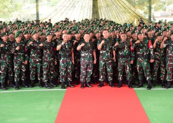 Kasad saat memberikan pengarahan kepada prajurit Yonif 433/Julu Siri dan keluarganya, di Markas Yonif PR 433/JS/3/Kostrad, Maros, Senin (8/5/2023). (Dok. Dispenad)