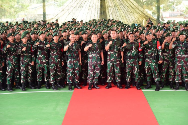 Kasad saat memberikan pengarahan kepada prajurit Yonif 433/Julu Siri dan keluarganya, di Markas Yonif PR 433/JS/3/Kostrad, Maros, Senin (8/5/2023). (Dok. Dispenad)