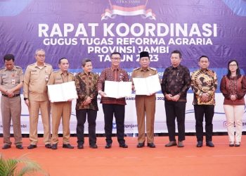 Wagub Abdullah Sani pada rakor GTRA Provinsi Jambi, di Ballroom Hotel Swissbell, Selasa (09/05/2023). (Foto: Diskominfo/Harun)