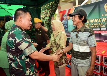 Kasad Jenderal TNI Dr. Dudung Abdurachman, didampingi Ketua Umum Persit Kartika Chandra Kirana Ny. Rahma Dudung Abdurachman, meresmikan dimulainya rehab atau pembangunan RTLH di Kecamatan Monajang, Kota Makassar, Selasa (9/5/2023). (Dok. Dispenad)