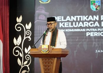 Sekda Sudirman saat menyampaikan kata sambutan pada pelantikan Pengurus Daerah V Keluarga Besar FKPPI Jambi Periode 2023-2028 di Auditorium Rumah Dinas Gubernur Jambi, Rabu (10/05/2023). (Foto: Diskominfo/Harun)