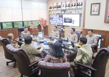 Kapolda saat terima kunjungan Tim BPKP Perwakilan Jambi dan rombongan di Ruang Kerja Kapolda Jambi, Kamis (11/05/2023). (Dok. Humas Polda Jambi)