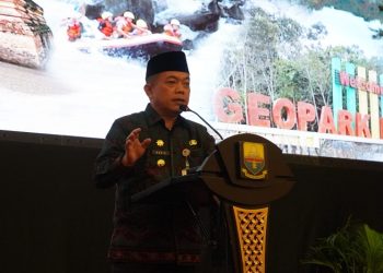 Al Haris saat menyampaikan sambutan pada Rakor pelaksanaan tugas dan wewenang GWPP di Ballroom Ratu Convention Center, Kamis (11/05/2023). (Foto: Diskominfo/Novriansah)