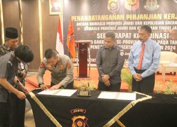 Penandatanganan MoU Kapolda Bersama Bawaslu Provinsi Jambi di Hotel BW Luxury, Kamis (11/05/2023). (Dok. Humas Polda Jambi)