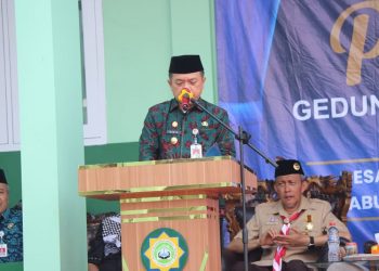 Al Haris saat Peresmian Gedung MTs (Madrasah Tsanawiyah) Soleh Al Mubarok Desa Gemuruh, Kecamatan Tungkal Ulu, Kamis, (11/05/2023). (Foto: Diskominfo/Agus Suprianto)
