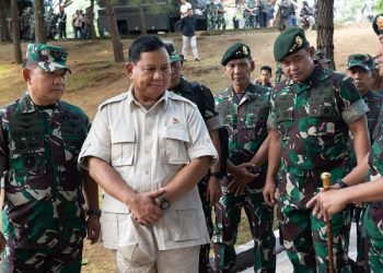 Kasad TNI Dr. Dudung Abdurachman saat Dampingi Menhan Tinjau Kesiapan Operasi Yonif 330/Tri Darma, di Cicalengka, Bandung, Jawa Barat, Kamis (11/05/2023). (Dok. Dispenad)