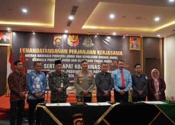 Wagub Sani pada rapat koordinasi sentra gakkumdu se-provinsi jambi pada tahapan pencalonan peserta pemilu Tahun 2024 bertempat di Ebony Function Room Hotel BW Luxury, Kamis (11/05/2023). (Foto: Diskominfo/Novriansah)