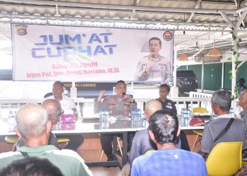 Kegiatan Jum'at Curhat Polda Jambu bersama masyarakat, nelayan dan pengemudi perahu ketek di Sungai Batang Hari di Warkop Kawasan Pasar Angso Duo, pada Jumat (12/05/23). (Dok. Humas Polda Jambi)