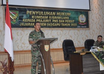 Kasrem 042/Gapu Kolonel Inf Ali Aminudin, S.E., M.M, saat menypaikan kata sambutan pada acara penyuluhan hukum di Balai Prajurit Makorem 042/Gapu. Jl. Jend Urip Sumoharjo Kel. Sungai Putri Kec. Danau Sipin Kota Jambi, Jumat (12/05/2023). (Dok. Penrem 042/Gapu)