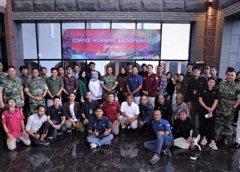 Foto bersama usai pelaksanaan acara Coffee Morning Dispenad menggelar dengan awak media, di Gedung B Markas Dispenad, Jumat (12/05/2023). (Dok. Dispenad)