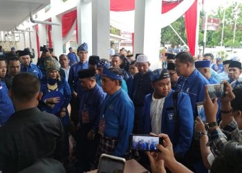 Ketua DPW PAN Jambi, H Bakri mengantarkan para kader kader nya untuk mendaftarkan diri sebagai Calon Anggota DPRD Provinsi Jambi Periode 2024-2029 di Kantor KPU Provinsi Jambi, Jumat (12/05/2023). (Foto: siklusjambi)