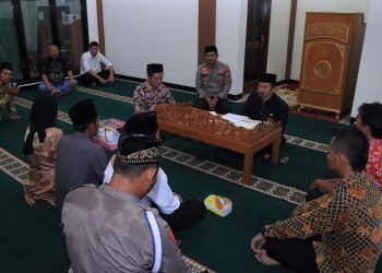 Tahanan Satreskrim Polres Ngawi Polda Jatim menjalani pernikahan dengan pujaan hatinya berinisial RDN (19) di Masjid Miftahul Huda Polres Ngawi Jl JA Suprapto 10 Ngawi, Jumat (12/5/2023). (Dok. Humas Polres Nagwi)
