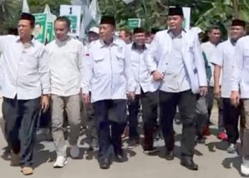 Hasan Mabruri disamping Abdullah Sani saat pendaftaran Bacaleg PKB ke KPU, Sabtu (13/5). (Foto: Jernih)