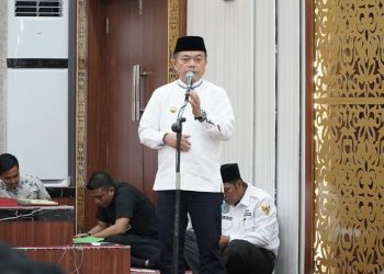 Al Haris saat menyampaikan sambutan pada Silaturrahmi Akbar dan Halal Bi Halal APDESI se-Indonesia di Aula Kantor Gubernur Jambi, Sabtu (13/05/2023). (Foto: Diskominfo/Harun)
