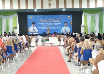 Gubernur Jambi, Al Haris, saat memberi kata sambutan dalam acara halal bihalal Gubernur Jambi dengan Pemkab Muarojambi beserta tokoh masyarakat,di gedung serba guna Pemkab Muarojambi, Senin (15/5/2023). (Foto: Pariwara Jambi/Riky)