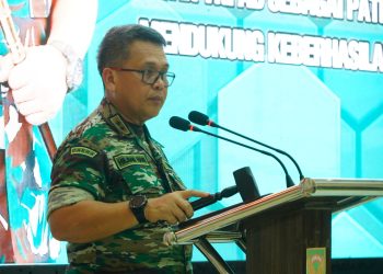 Pangdam II/Sriwijaya, Mayjen TNI Hilman Hadi, saat membuka sekaligus memberikan pengarahan kepada peserta Apel Komandan Satuan (AKS) Tersebar 2023 di Balai Prajurit Makorem 042/Gapu, Senin (15/5/2023). (Foto: Penrem 042/Gapu)