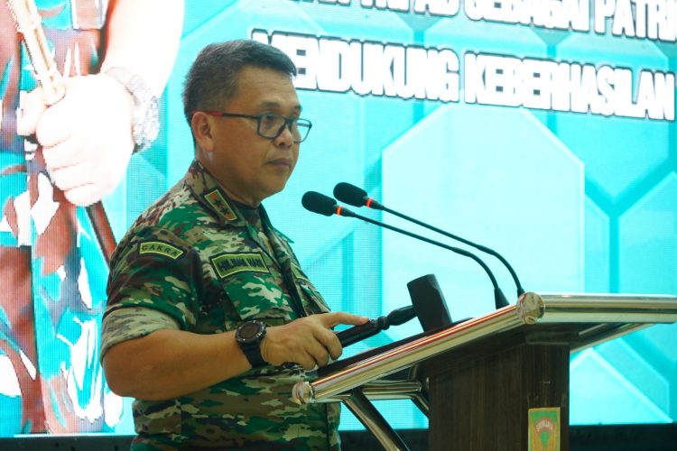 Pangdam II/Sriwijaya, Mayjen TNI Hilman Hadi, saat membuka sekaligus memberikan pengarahan kepada peserta Apel Komandan Satuan (AKS) Tersebar 2023 di Balai Prajurit Makorem 042/Gapu, Senin (15/5/2023). (Foto: Penrem 042/Gapu)