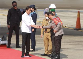 Kapolda Jambi bersalaman dengan Presiden Republik Indonesia, Joko Widodo, yang baru saja mendarat di Bandara Sultan Thaha Saifuddin Jambi, Selasa (16/5/2023). (Foto Humas Polda Jambi)