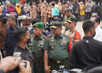 Pangdam II/Sriwijaya dab Danrem 042/Gapu saat mendampingi Presiden Republik Indonesia, Joko Widodo, meninjau Pasar Rakyat Talang Banjar, Kota Jambi, Selasa (16/5/2023). (Foto: Penrem 042/Gapu)