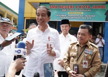 Presiden RI Joko Widodo saat meninjau SMKN 4 Kota Jambi, Selasa (16/05/2023). (Dok. Siklusjambi.id)