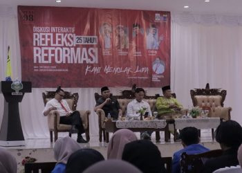 Ketua DPRD Provinsi Jambi, Edi Purwanto menjadi narasumber dalam diskusi interaktif Refleksi 25 Tahun Reformasi yang dilaksanakan di Kampus Institut Agama Islam Muhammad Azim Jambi, Senin (15/05/2023). (Dok. Siklusjambi.id)