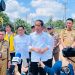 Presiden Jokowi saat Tinjau Kondisi Jalan di Desa Sungai Gelam, Kabupaten Muaro Jambi, Provinsi Jambi, pada Selasa, (16/05/2023). (Dok. Biro Pers, Media, dan Informasi Sekretariat Presiden)