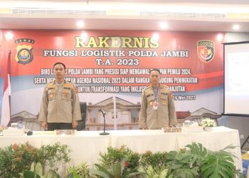Irwasda Polda Jambi, Brigjen Pol. Raden Heru Prakoso membuka kegiatan Ramernis Biro Logistik Polda Jambi T.A 2023 di Aula Hotel Yellow pada Selasa, (16/05/2023). (Dok. Humas Polda Jambi)