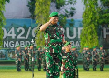 Komandan Korem 042/Gapu, Brigjen TNI Supriono, saat memimpin upacara bendera 17-an bulan Mei 2023 di lapangan Makorem 042/Gapu, Rabu (17/5/2023). (Foto: Penrem 042/Gapu)