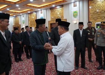 Gubernur Jambi, Al Haris, saat melantik pengurus LPTQ Provinsi Jambi, bertempat di Ruang Pola Kantor Gubernur Jambi, Rabu (17/05/2023). (Foto: Diskominfo Provinsi Jambi/Novriansah)