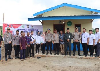Peresmian bangunan bedah rumah di RT 10, Pasar Kamis, Kelurahan Talang Babat, Kecamatan Sabak Barat, Tanjab Timur, Rabu (17/5/2023). (Foto. siklusjambi)