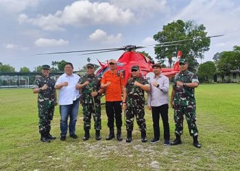 Pangdam II/Sriwijaya berfoto bersama saat melakukan pemantauan udara wilayah rawan Karhutla di Tanjab Timur, Jambi, Rabu (17/5/2023). (Foto: Penrem 042/Gapu)