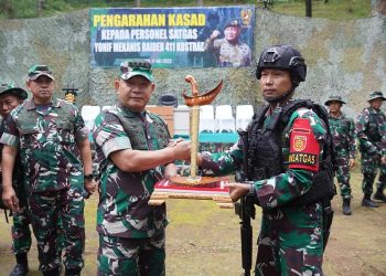 Kasad mengecek kesiapan Pra Tugas Yonmek 411/Pandawa di daerah latihan Tawangmangu, Jateng, Rabu (17/5/2023). (Dok. Dispenad)