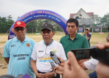 Wagub Jambi, Abdullah Sani saat, diwawancarai usai Pembukaan Dies Natalis Ke-60 UNJA di lapangan Sepak Bola UNJA Kampus Mendalo, Rabu, (17/05/2023). (Dok. Foto: Diskominfo/Novriansah)