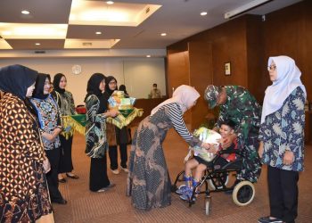 Kasad TNI didampingi Ketua Umum Persit Kartika Chandra Kirana saat memberikan tali asih kepada keluarga prajurit yang sakit berat serta anak berkebutuhan khusus, di PT Djarum Kudus Indonesia, Jawa Tengah, Rabu (17/5/2023). (Foto: Dispenad)