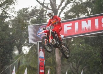 Crosser AHRT, Nuzul Ramzidan, saat mengikuti jalannya race pertama Kejurnas Motocross 2023 yang berlangsung di sirkuit MPS, Pandeglang, Banten pada 13 Mei 2023. (Foto AHM)