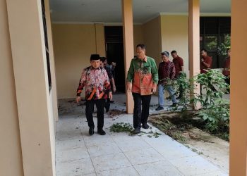 Gubernur Jambi, Al Haris, saat meninjau bangunan di SMK 2 Bungo, Kamis (18/5/2023). (Foto: Pariwara Jambi/Riky)