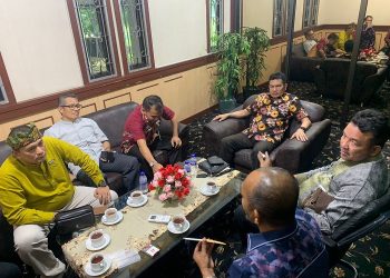Pertemuan dalam rangka studi tiru antara Pemprov Jambi dan Pemprov Bangkabelitung di Ruang Rapat Asisten III Kantor Gubernur Jambi, Jumat (19/5/2023). (Foto: Staf Asisten III Bidang Administrasi Umum Provinsi Jambi)